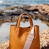 Shopper-Tasche aus recycelten Materialien in Camel.