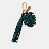 Llavero charm en piel hoja azul