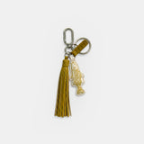 Llavero charm pez en piel ámbar