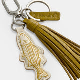 Llavero charm pez en piel ámbar